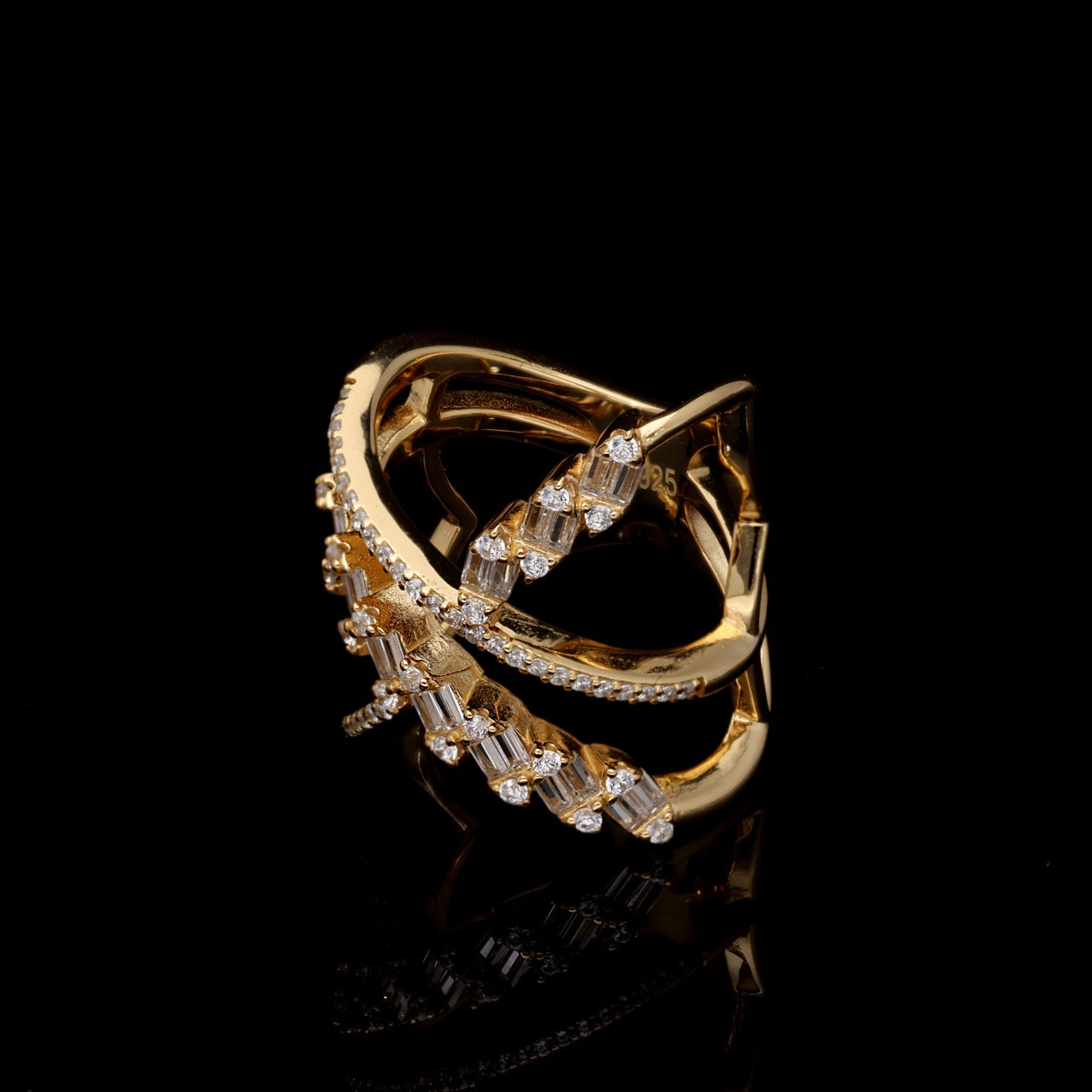 CROSSRING WITH THIN BAGUETTES