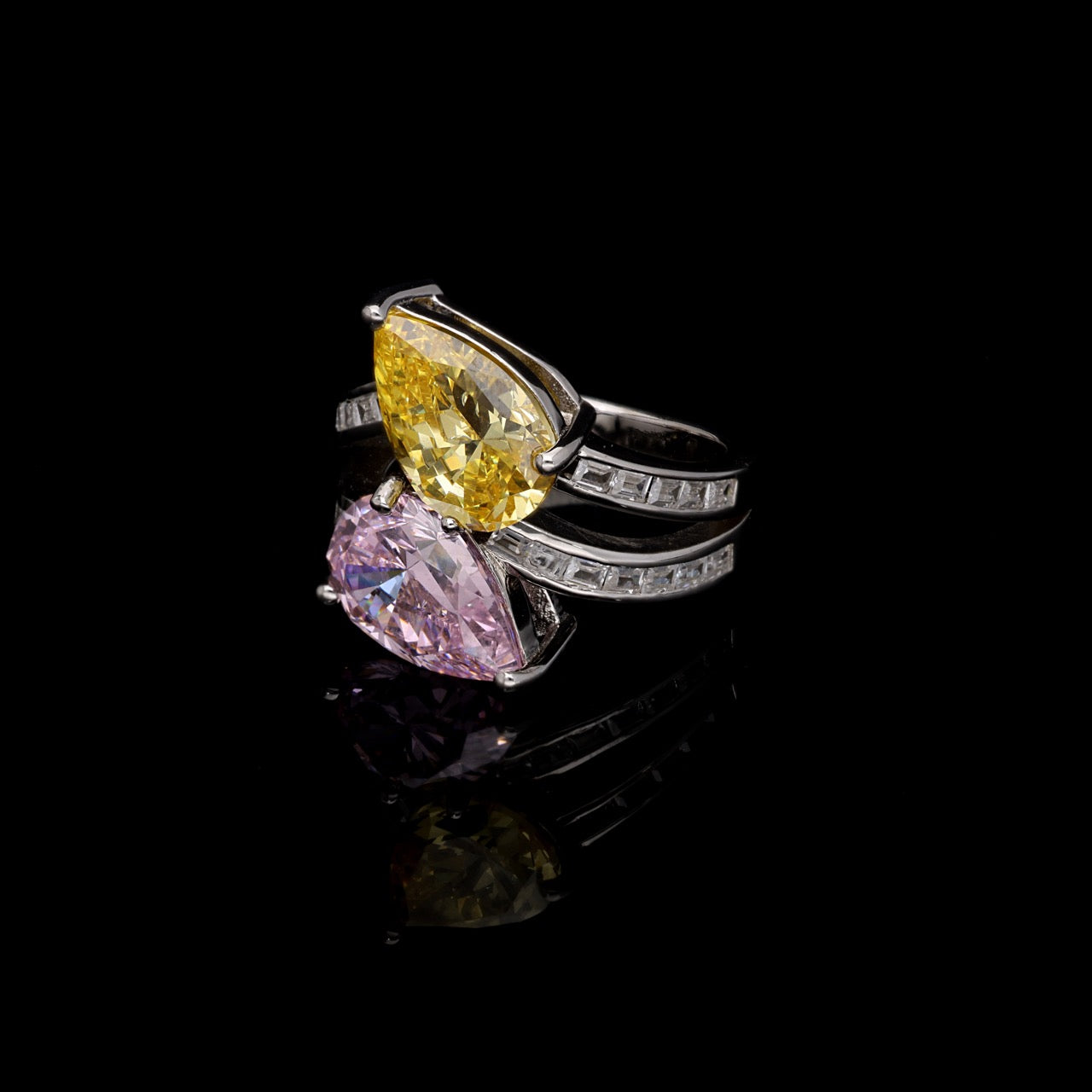 BICOLOR PEARSHAPE SOLITAIRE RING